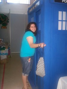 Yo abrazando la TARDIS.